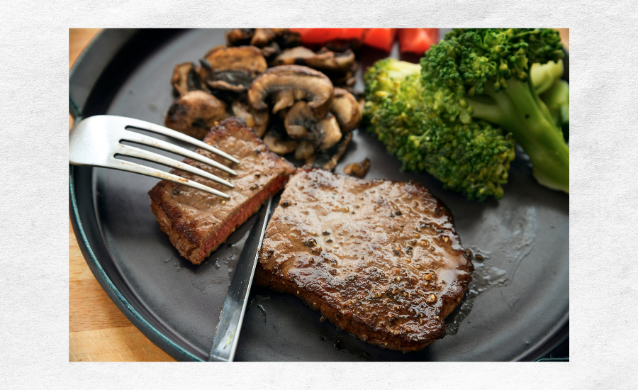 Healthy meal for very low carbohydrate carb eating plan.  Grilled steak, broccoli and mushrooms. Meal for people with type 2 diabetes.